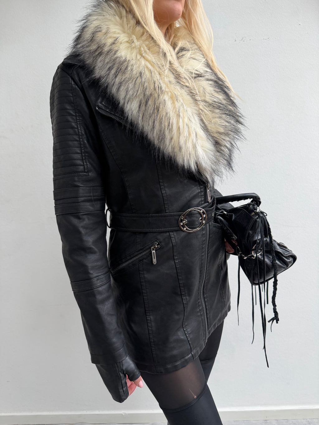 GENUINELY LEATHER JACKET (real fur collar)