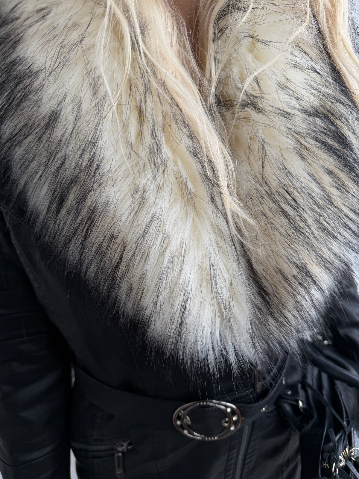 GENUINELY LEATHER JACKET (real fur collar)
