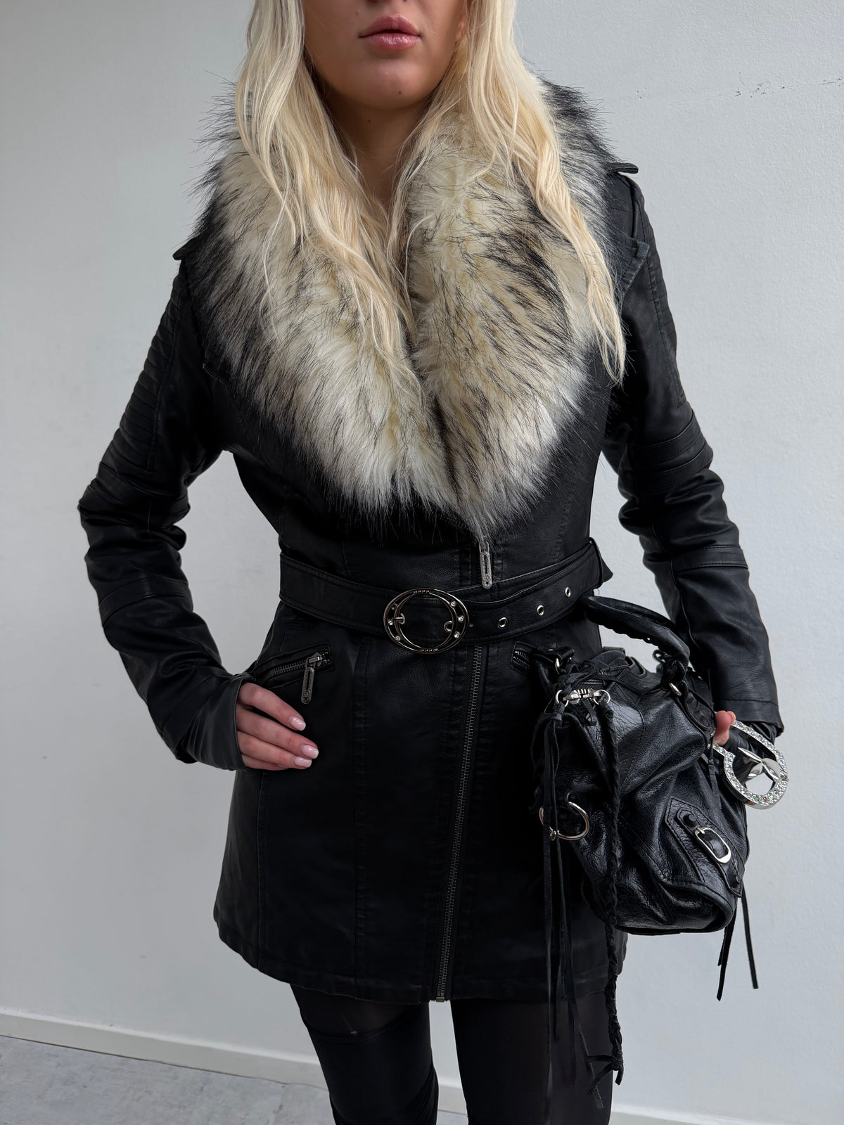 GENUINELY LEATHER JACKET (real fur collar)