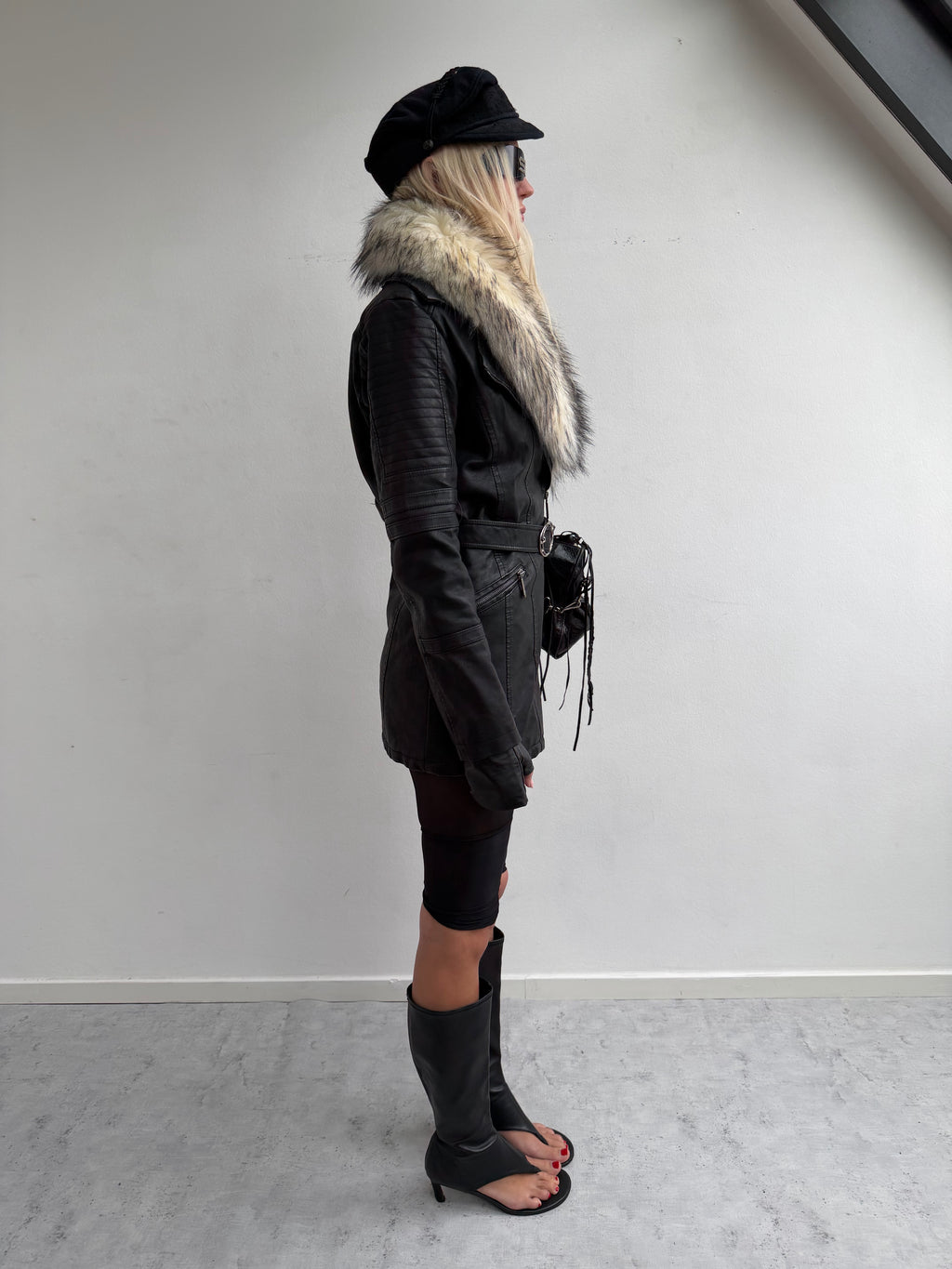 GENUINELY LEATHER JACKET (real fur collar)