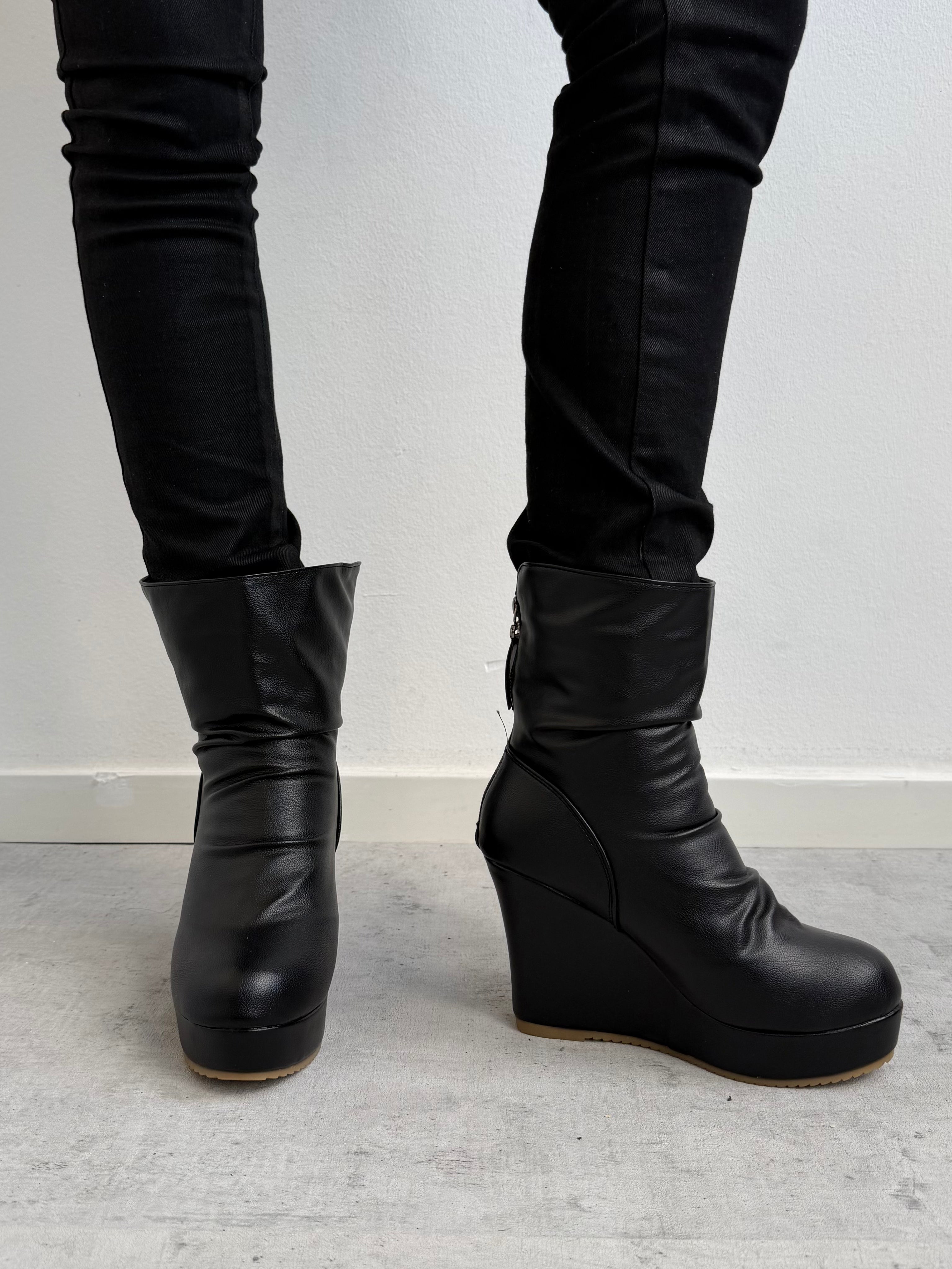 LEATHER BOOTS