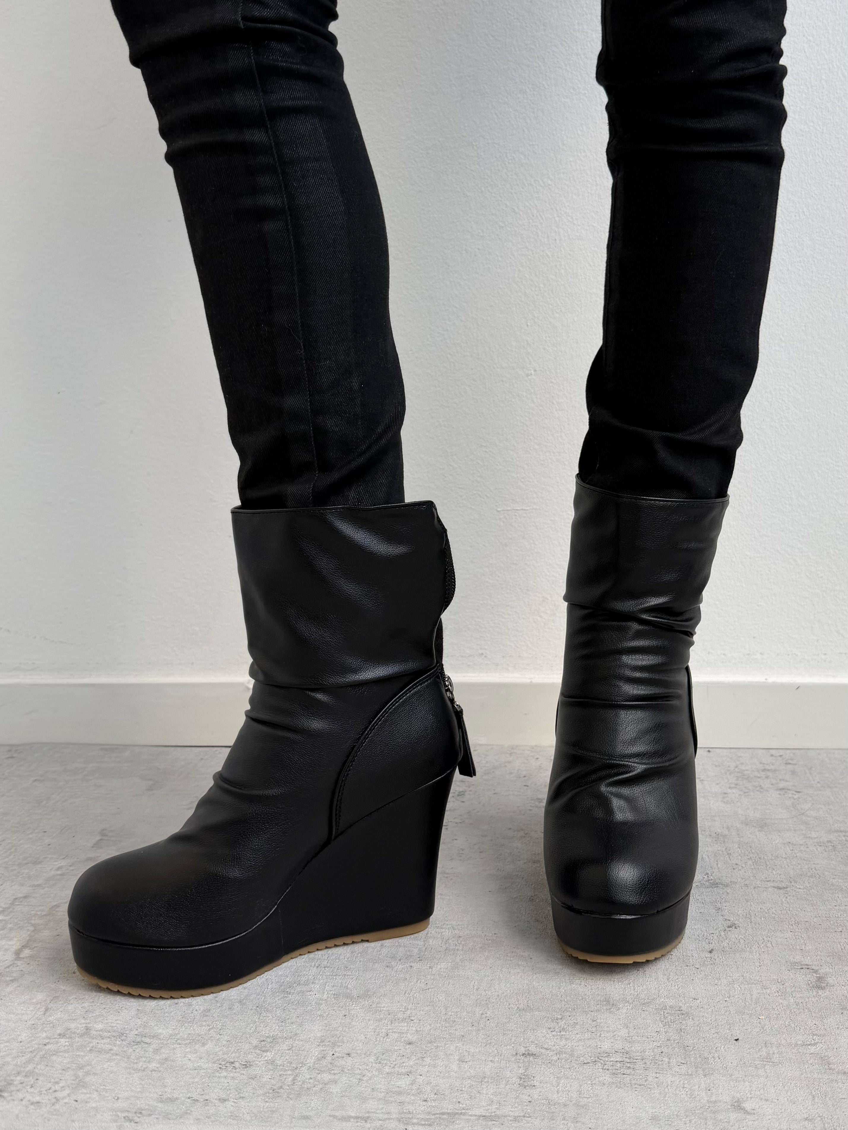 LEATHER BOOTS