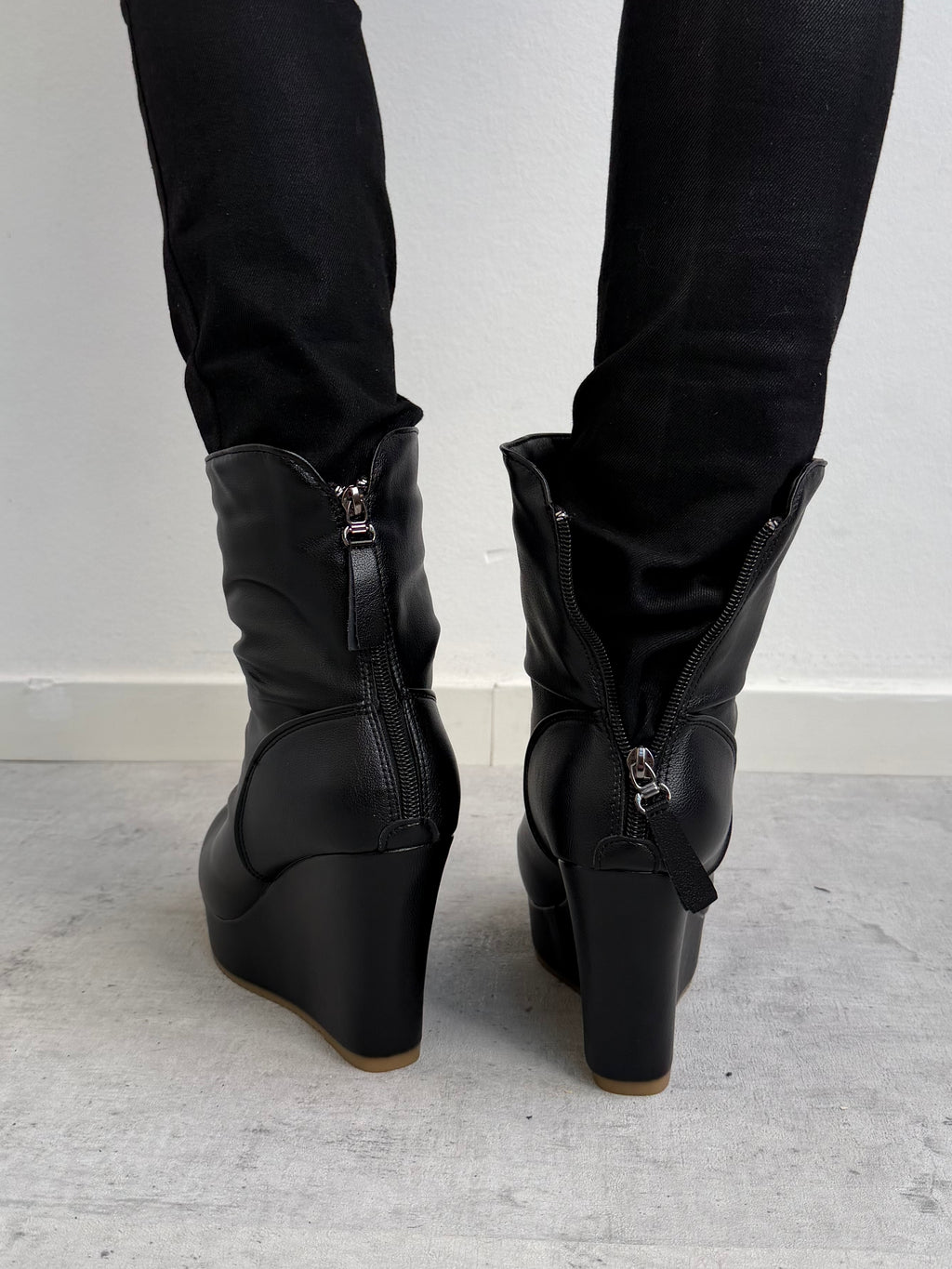 LEATHER BOOTS