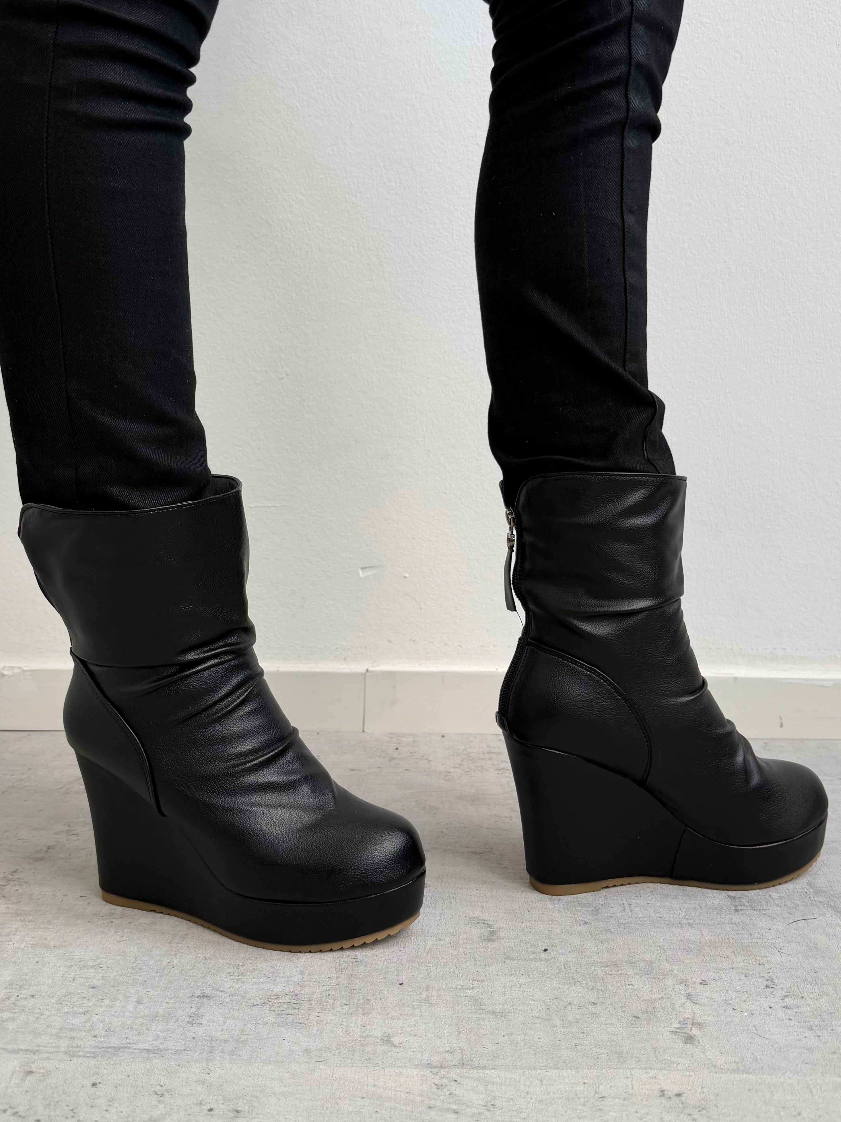 LEATHER BOOTS